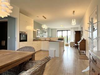 Surf naar www.abricasa.be en plan jouw verhuurafspraak in samen met onze digitale assistente Alice!GEMEUBELD appartement met ruime en zonnige terras en autostaanplaats!Het gemeubeld appartement is gelegen op de 3e verdieping bereikbaar via lift/trap.Het appartement is aangepast aan mindervaliden en beschikt over een autostaanplaats in de ondergrondse garage. Je komt het appartement binnen in de open leefruimte die bestaat uit de eetkamer, keuken en woonkamer. De keuken is voorzien van o.a. ijskast, diepvries, oven en vaatwasmachine. De slaapkamer is verbonden aan de badkamer die voorzien is van een douche, lavabomeubel en toilet. Verderdoor vind je de berging. Via de bureau en woonkamer heb je toegang tot het aangenaam terras van 13m². De ramen aan de slaapkamer en eetkamer zijn voorzien van vliegenramen. Het appartement is zeer fijn gelegen aan Fort IV, zwembad Mortsel, supermarkten, openbaar vervoer... Mobiscore 8,8/10.- GEMEUBELD - EPC: 34 kWh/m² UC: 11029-G-2014/0218/EP06290/A002- Maandelijkse kosten: 50,- euro bevatten: provisie onderhoud &amp; verbruik gem. delen- Huurwaarborg: 3.510 euro - Beschikbaar: 01/08/2026- Type contract: bepaalde duur - 1 jaarAbricasa staat voor een persoonlijke én actieve vastgoedbegeleiding van A tot Z! Leer ons kennen!