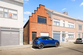 Ligging, ligging en ligging  dé sleutel tot een slimme vastgoedinvestering. Deze te renoveren woning met tuin bevindt zich in een gegeerde...