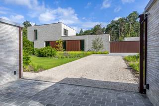 <p>In Halle-Zoersel bevindt zich deze exclusieve villa waar luxe, comfort en energiezuinig wonen perfect samenkomen. De woning is volledig omheind, beschikt over een prachtig aangelegde tuin en werd afgewerkt met duurzame materialen van topkwaliteit.<br /><br />INDELING:<br />Bij het betreden van de woning komt u in de ruime inkomhal. De keuken, die nog volledig naar eigen smaak kan worden ingericht, sluit aan op de stijlvolle leefruimte. Dankzij de grote raampartijen genieten beide ruimtes van een overvloed aan natuurlijk licht en een prachtig zicht op de tuin, waardoor binnen- en buitenleven harmonieus samenvloeien.<br /><br />Verder beschikt het gelijkvloers over een gastentoilet, aparte wasruimte en een indrukwekkende master suite met slaapkamer, dressing en badkamer voorzien van dubbele lavabo, ligbad en inloopdouche. Ook hier zorgen de grote raampartijen voor een mooi zicht op de tuin en versterken de hoogwaardige materialen de exclusieve uitstraling.<br /><br />Daarnaast biedt de woning een praktische berging met douche, die rechtstreeks toegang geeft tot de inpandige garage en de tuin.<br /><br />Op de eerste verdieping bevinden zich drie ruime slaapkamers, een afzonderlijk toilet en een tweede badkamer met dubbele lavabo en inloopdouche.<br /><br />Een extra troef is het multifunctionele bijgebouw met technische ruimte, berging en een polyvalente ruimte die volledig naar wens kan worden ingericht als kantoor, hobbyruimte of extra leefruimte.<br /><br />Ook technisch voldoet deze villa aan de hedendaagse normen. De woning is uitgerust met een energiezuinige warmtepomp, ventilatiesysteem type D, regenwaterput, laadpaal, waterzuiveringssysteem en automatisch besproeiingssysteem voor de tuin.<br /><br />De woning werd gerealiseerd na de afbraak van de bestaande bebouwing. De heropbouw werd aangevat in 2023 en voldoet aan de huidige kwaliteits- en energienormen.<br /><br />Bent u op zoek naar een exclusieve villa met een doordachte indeling, hoogwaardige afwerking en moderne technieken op een uitstekende locatie in Halle-Zoersel? Dan is deze unieke eigendom zeker een bezoek waard.<br /><br />BIJZONDERHEDEN:<br /><br />- Luxueuze afwerking<br />- Hedendaagse technieken<br />- Aangelegde tuin<br />- Ventilatie type D<br />- Warmtepomp<br />- 3-dubbele beglazing<br />- Alle ramen voorzien van inbouwscreens</p>
<p>Voor meer info of een bezoek ter plaatse kan u vrijblijvend contact opnemen met Kitty op 03.227.58.58 of kitty@reds.be.</p>