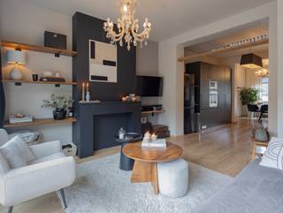 <p>Ontdek deze charmante en veelzijdige woning in het centrum van Itterbeek. De woning werd in 2011 gerenoveerd en biedt dankzij de indeling tal van mogelijkheden: wonen en werken combineren, de handelsruimte behouden of de volledige woning inrichten als ruime eengezinswoning.</p><p>Op het gelijkvloers bevindt zich momenteel een sfeervol ingerichte commerciële ruimte, die echter perfect kan worden geïntegreerd in de woning. Deze ruimte leent zich uitstekend als extra leefruimte, bureau, hobbyruimte of bijkomende slaapkamers. Verder zijn er een berging en een privatieve inkomhal met toilet, die toegang geeft tot de verdiepingen.</p><p>De eerste verdieping vormt het aangename leefgedeelte en omvat een gezellige leefruimte met toegang tot het terras, een volledig vernieuwde en ingerichte keuken en een aparte eetruimte. Aansluitend bevinden zich een ruime berging/bijkeuken en een afzonderlijk toilet.</p><p>Op de tweede verdieping bevinden zich twee ruime slaapkamers, een badkamer met inloopdouche en een dressing/bureauruimte met toegang tot een derde slaapkamer met praktische inbouwkasten.</p><p>De woning is bovendien volledig onderkelderd, wat zorgt voor extra bergruimte.</p><p>Ook buiten heeft deze woning heel wat te bieden. Er is een gezellig tuintje met loungegedeelte, ideaal om in alle rust te genieten van het buitenleven. Een tuinberging zorgt bovendien voor extra praktische bergruimte.</p><p>De combinatie van een commerciële ruimte en een volwaardige gezinswoning maakt dit pand bijzonder interessant voor zelfstandigen, ondernemers of wie wonen en werken wil combineren. Dankzij de flexibele indeling kan het pand echter ook volledig als eengezinswoning worden ingericht.</p><p>Een belangrijke troef is het zeer goede EPC-label B, wat bijdraagt aan het energiezuinige karakter van de woning.</p><p>Een veelzijdige en instapklare woning met karakter, een aangename buitenruimte en tal van mogelijkheden, gelegen op een centrale locatie in het hart van Itterbeek.</p>