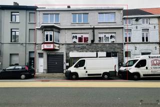 OPBRENGSTEIGENDOM MET RENOVATIEPOTENTIEEL OP TOPLIGGING IN GENTLangs de Dendermondsesteenweg te Gent bevindt zich dit handelspand met twee...
