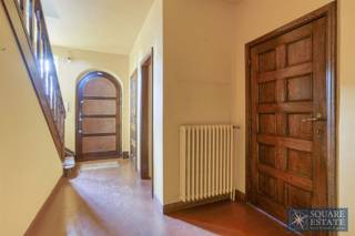 Square Estate biedt u deze ruime woning aan die volledig gerenoveerd moet worden en een uitzonderlijk potentieel biedt. De begane grond bestaat uit...