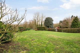 Karaktervolle woning op de flank van de Kluis met prachtig verzicht en een grote zuidwestgerichte tuin. Een unieke kans voor wie ruimte, licht...