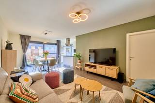 <strong>Instapklaar gelijkvloers appartement met 2 slaapkamers, tuin met terras, parking en kelderberging in Kuringen.</strong><span> Dit verzorgd appartement <span>(82m² - bron EPC)</span> is gelegen op de gelijkvloerse verdieping van de residentie<span> "Roefels Bosch" </span>op de Salamanderstraat 4 in Kuringen. Ondergrondse prive-parking en kelderberging inbegrepen. Centraal wonen op een rustige locatie met een goede verbinding naar supermarkten, het centrum van Kuringen en de oprit van de autostrade E313.</span><br /><br /><span>De indeling is als volgt:</span><br /><span>Inkomhal met ruimte voor vestiaire en apart toilet. Badkamer met meubel met enkele lavabo en douche, spiegel-en kolomkast waardoor extra opbergruimte. Er zijn 2 slaapkamers waarvan 1 toegankelijk vanuit de leefruimte en de andere vanuit de inkomhal. Vanuit de inkomhal is er toegang tot de open leefruimte die ingedeeld is in een zit- en eetgedeelte met schuifraam naar de tuin met terras. De moderne keuken met eiland is voorzien van alle comfort en toestellen. Langs de keuken is er een handige wasplaats waar ook de gasketel is ondergebracht samen met de aansluitingen voor het plaatsen van het wasmachine.</span><br /><br /><span>In de omheinde tuin (ca. 36m²) is het rustig vertoeven en kan je profiteren van de middag-en avondzon. </span><br /><br /><span>Ondergrondse privé-parking en kelderberging inbegrepen in de prijs. </span><br /><span>Lift in het gebouw. Bouwjaar 2012.<br /><span>Gemeenschappelijke kosten: €108/maand</span></span><br /><br /><span>Alle troeven opgesomd:</span><br /><span>- Verzorgd, instapklaar appartement op een rustige, maar centrale locatie</span><br /><span>- Gunstig EPC label (label B) - condensatie gasketel - conforme elektriciteitskeuring</span><br /><span>- Geen "appartementsgevoel" door de grote raampartijen en het contact met de tuin<br /></span>- Gelegen aan de achterzijde van het gebouw<br /><br /><span>Op zoek naar een ideaal investeringspand of een mooi appartement om zelf te wonen? Neem dan vandaag nog contact op voor een bezichtiging.</span><br /><br /><span>Wij </span><strong>ontzorgen</strong><span> je ook voor de </span><strong>verkoop van je huidige woning</strong><span>! Voor meer uitleg helpen we je graag verder.</span>