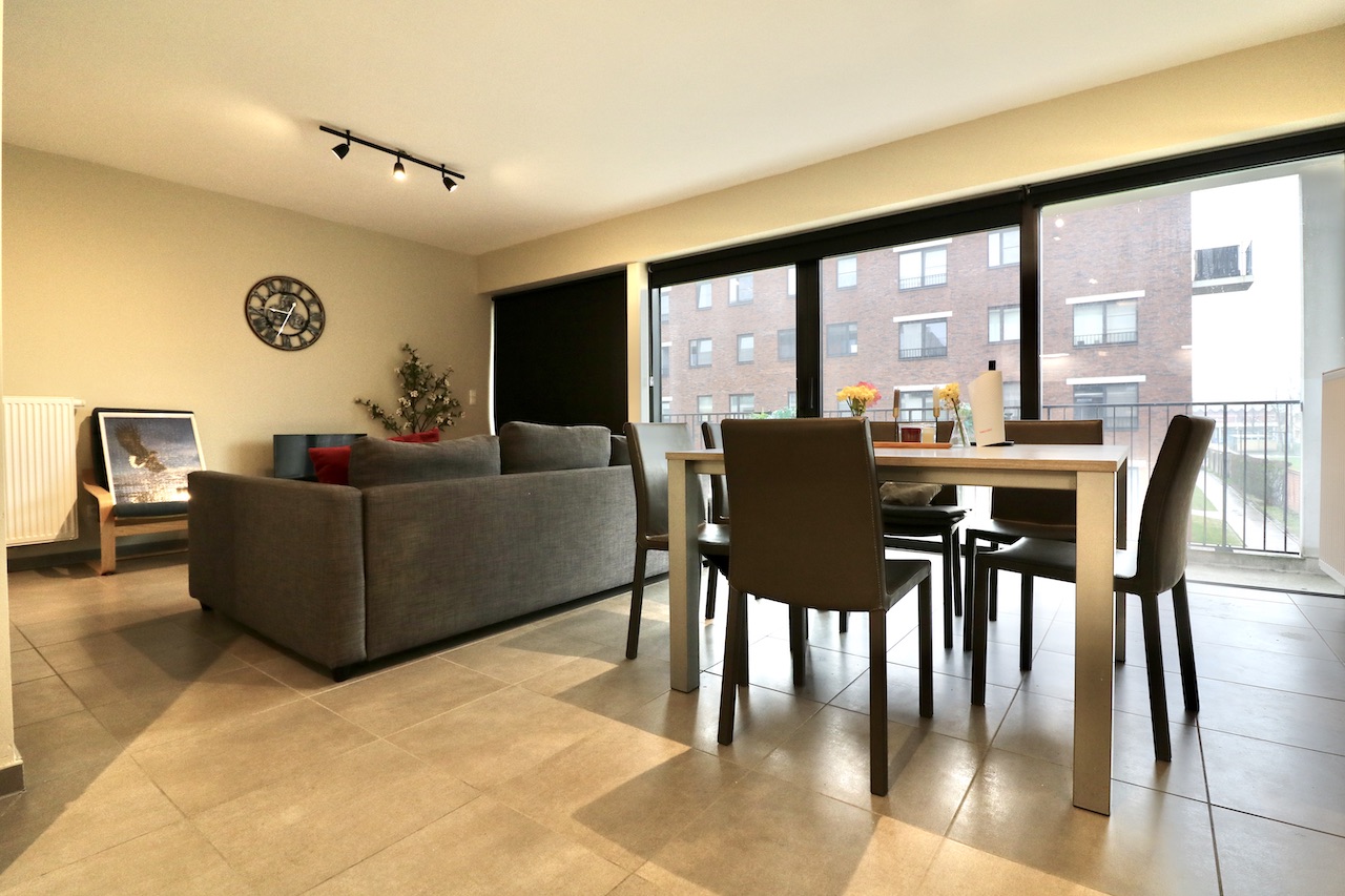 Energiezuinig, recent appartement met 2 slpks, terras, kelderberging & ondergrondse autostaanplaats voor 875 EUR/mnd - foto 2