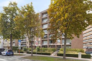 <p>Dit aangename gelijkvloerse appartement in de Kardinaal Mercierlaan is een mooie opportuniteit voor wie op zoek is naar comfort, een vlotte bereikbaarheid en een uitstekende ligging in Heverlee. Het Arenbergpark, Imec, Gasthuisberg en de KU Leuven bevinden zich allemaal op korte afstand.</p><p>Het appartement werd in 2016 grondig gerenoveerd en biedt een aangename en praktische indeling. De ruime inkomhal met vestiairekast geeft toegang tot de gezellige leefruimte met airconditioning en terras.</p><p>Daarnaast zijn er de volledig ingerichte keuken, 2 slaapkamers, een verzorgde badkamer en voldoende bergruimte. Een ruime kelderberging en gesloten garagebox vervolledigen het aanbod en zijn inbegrepen in de prijs.</p><p>Een appartement met een combinatie die je niet elke dag tegenkomt: gelijkvloers wonen, buitenruimte, een garagebox én een topligging in Heverlee.</p><p>Verkoop via Avant-Première, het reglement en alle downloads vind je op onze website.<br />De geafficheerde prijs is een instelprijs.</p><p>Interesse? Plan vandaag nog je bezoek via www.living-stone.be</p>