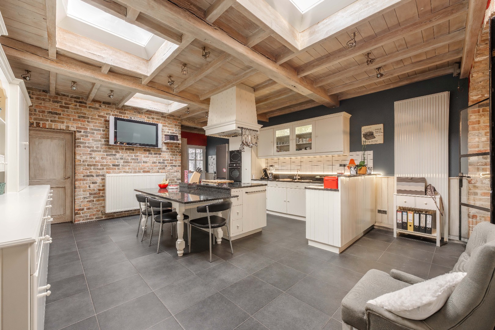 GROTENDEELS GERENOVEERDE GEZINSWONING 2006 MET 3 SLPKS EN TUIN - foto 4