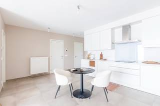 Dit <strong>moderne appartement</strong> bevindt zich op de eerste verdieping van een <strong>recent gebouw (2018)</strong>, op wandelafstand van het station en vlakbij supermarkten en het centrum van Sint-Niklaas.<br /><br />De leefruimte geniet van veel lichtinval en sluit aan op de <strong>open keuken </strong>die volledig is uitgerust met <strong>ingebouwde toestellen</strong>. Vanuit de leefruimte is er toegang tot het <strong>ruime terras</strong>, waar u volop kan genieten van de zon. <br /><br />Het appartement beschikt over <strong>twee slaapkamers</strong>, ideaal voor een klein gezin, koppels of als extra bureauruimte. Daarnaast is er een handige <strong>berging/wasruimte</strong> voorzien. De moderne badkamer is uitgerust met een ligbad met douchewand, dubbele lavabo en voldoende opbergkasten.<br /><br />Achter het gebouw is een <strong>afzonderlijke garagebox</strong> voorzien, <strong>optioneel (= niet verplicht)</strong> mee aan te kopen aan <strong>€25.000</strong>.<br /><br /><strong>Troeven</strong>:
<ul>
	<li>Centrale ligging </li>
	<li>Elektriciteit conform</li>
	<li>Gunstig EPC-label A</li>
	<li>Groot terras</li>
	<li>2 slaapkamers</li>
	<li>Garagebox achter het gebouw (<strong>niet verplicht</strong> mee aan te kopen)</li>
</ul>
<br />Dit appartement combineert <strong>comfort en functionaliteit </strong>met een uitstekende ligging in Sint-Niklaas.<br /><br />U kan een bezoek aanvragen via 03 502 98 74 of via lena@claves.be <span>(vergeet niet uw telefoonnummer te vermelden)</span>.