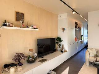 <strong>Dit appartement is beschikbaar vanaf 1 januari 2027! <br />Géén vaste kosten! <br />Autostaanplaats verplicht mee te huren aan € 55,00 per maand! </strong><br /><br />In het centrum van Diepenbeek vinden we dit gezellig 1-slaapkamerappartement terug. Aan comfort is er in dit appartement geen gebrek: er zijn inbouwkasten voorzien in de leefruimte en slaapkamer, de raamdecoratie en verlichting zijn reeds aanwezig, er zijn zonnepanelen én tijdens zomerse dagen hou jij het hoofd koel dankzij de geïnstalleerde airco (waarmee je ook kan verwarmen!). <br /><br />Het appartement ligt bijzonder centraal: op wandelafstand vinden we de supermarkt, openbaar vervoer, het gezellige marktplein van Diepenbeek, horeca, winkels, ... Ook het op- en afrittencomplex van de E313 is makkelijk te bereiken, net als grootsteden Hasselt en Genk. Qua locatie kun je het niet beter hebben!<br /><br />De indeling is als volgt: leefruimte met zit- en eethoek, keuken, berging, badkamer, slaapkamer en terras. <br /><br />Er werd nagedacht over opbergruimte: dankzij de vele inbouwkasten én de extra bergruimte kun je al je spullen makkelijk kwijt. Onderhoudsvriendelijk is het appartement eveneens en ook aan de moderne noden werd aandacht besteed: zonnepanelen dragen bij aan lage energiekosten en je leefruimte koelen of verwarmen kan met de voorziene airco. Genieten van de buitenlucht? Dat kan op het mooie terras, waar je veel privacy geniet. <br /><br />Je wagen parkeer je op de parkeerplaats die bij het appartement hoort, achteraan het gebouw. Er is eveneens een gemeenschappelijke fietsenstalling voorzien waar voldoende plaats is om jouw stalen ros veilig te parkeren. <br /><br />Word jij de bewoner van dit prachtig appartement? Surf naar www.vdv-vanderveken.be, kies bij “TE HUUR” voor dit pand en vul de kandidatenfiche in (klik in het gouden balkje op “Ik wil dit pand graag huren!”). Wij contacteren je voor een afspraak! <br />