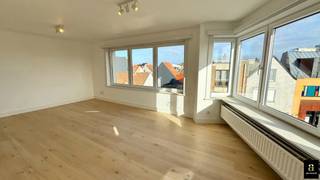 Lichtrijk gerenoveerd hoekappartement met 2 volwaardige slaapkamers, vlakbij het centrum van Knokke. Indeling: Inkomhal. Ruime leefruimte met eetplaats. Halfopen volledig uitgeruste keuken. Praktische berging. Twee volwaardige slaapkamers. Badkamer (lavabo, douche en toilet). Mogelijkheid tot aankopen van een parkeerplaats in de residentie. Kleine mede-eigendom. Contacteer ons om een bezoek in te plannen.