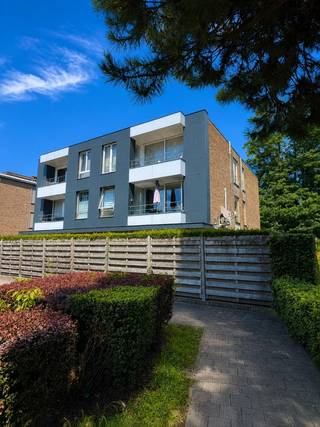 TE KOOP - SINT-AMANDSBERG. Het appartement is gelegen op de eerste verdieping, met de optie om een bijhorende garage aan te kopen. Via de inkomhal bereikt u een lichtrijke leefruimte waar een gezellige zithoek en eethoek naadloos in elkaar overvloeien. De ingerichte keuken sluit aan op een praktische berging, terwijl een apart gastentoilet voor extra comfort zorgt. Verder zijn er drie volwaardige slaapkamers die tal van mogelijkheden bieden voor gezinnen, thuiswerk of hobbyruimte.<br /><br />Het appartement ademen een warme, huiselijke sfeer en behouden enkele charmante vintage accenten die karakter en authenticiteit toevoegen. De parketvloer versterkt het gezellige gevoel, terwijl het ruime terras uitnodigt om in alle rust te genieten van het mooie uitzicht op het omliggende park. <br /><br />Hoewel een opfrissing de mogelijkheid biedt om het appartement volledig naar eigen smaak in te richten, vormen ze vandaag reeds een solide basis met een doordachte indeling, veel potentieel en een uitstekende ligging. Een unieke kans voor wie op zoek is naar een ruim appartement met karakter.<br />EPC label D