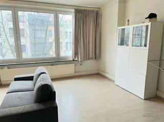 <p><span>Lichtrijk appartement met 2 slaapkamers centrale ligging Antwerpen </span></p><p><span>Dit </span><span>praktisch ingedeelde appartement met 2 slaapkamers</span><span> is gelegen op een </span><span>uitstekend bereikbare locatie in Antwerpen</span><span>, met </span><span>openbaar vervoer voor de deur</span><span> en op </span><span>wandelafstand van station Antwerpen-Centraal</span><span>, universiteiten, hogescholen en het historisch stadscentrum.</span></p><p><span>Bij het binnenkomen betreedt u de </span><span>inkomhal met ingebouwde maatkast/garderobe</span><span> en </span><span>gepantserde voordeur</span><span>, wat zorgt voor extra comfort en veiligheid. Vanuit de hal komt u in de </span><span>lichtrijke leefruimte</span><span>, die geniet van een aangename natuurlijke lichtinval.</span></p><p><span>De </span><span>centrale hal</span><span> biedt toegang tot de </span><span>badkamer</span><span>, de </span><span>twee slaapkamers</span><span> en de </span><span>volledig ingebouwde keuken</span><span>. Aansluitend aan de keuken bevindt zich een </span><span>afgesloten terras</span><span>, geschikt als extra bergruimte of compacte buitenruimte.</span></p><p><span>De </span><span>hoofdslaapkamer</span><span> is uitgerust met </span><span>inbouwkasten over een volledige wand</span><span>. De </span><span>tweede slaapkamer (± 8 m²)</span><span> is ideaal als kinder-, logeer- of bureauruimte. In de kelder is bovendien nog een </span><span>private berging</span><span> aanwezig.</span></p><p><span>Het appartement is afgewerkt met </span><span>laminaatvloeren in de leefruimtes en slaapkamers</span><span>, met </span><span>uitzondering van de keuken en badkamer</span><span>. Het pand wordt momenteel </span><span>verhuurd aan 900 per maand</span><span>, exclusief kosten. De </span><span>maandelijkse lasten bedragen 150</span><span> en omvatten onder andere </span><span>verwarming en water</span><span>, wat het geheel interessant maakt als </span><span>opbrengsteigendom</span><span>.</span></p><p><span>Het appartement verkeert in </span><span>goede algemene staat</span><span>, maar een </span><span>lichte opfrissing</span><span>, zoals fris schilderwerk, kan het geheel verder optimaliseren. Dankzij de </span><span>centrale stedelijke ligging</span><span> en de vlotte verbindingen is dit pand bijzonder geschikt voor </span><span>studenten, jonge starters of investeerders</span><span> die op zoek zijn naar een </span><span>betaalbaar appartement in Antwerpen</span><span> met degelijk verhuurpotentieel.</span></p>