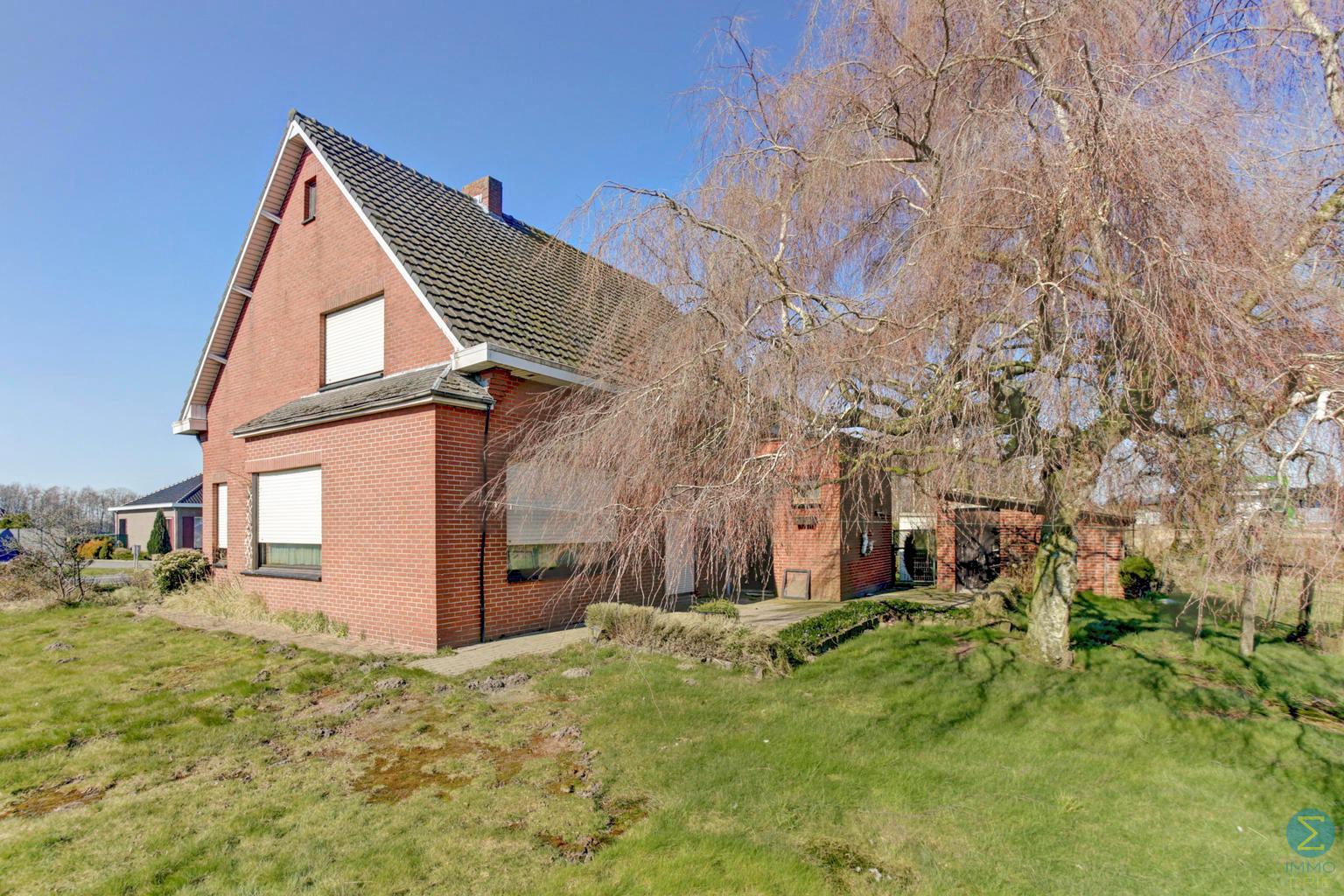 Te renoveren woning met potentieel, 4 ruime slpks op 898m² - foto 2