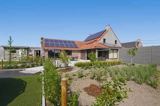 Instapklare open bebouwing met 5 slaapkamers op 1919m² te Merkem.<br />Op een centrale ligging, met een prachtig vrij uitzicht, bevindt zich deze ruime, energiezuinige woning. <br />De woning werd doorheen de jaren gerenoveerd en biedt vandaag alle hedendaags wooncomfort voor wie op zoek is naar ruimte en rust.<br />Met een bewoonbare oppervlakte van maar liefst 269 m², beschikt de woning over lichtrijke leefruimtes, een gezellige woonkamer en een volledig uitgeruste keuken die het hart van de woning vormt. <br />Dankzij de grote raampartijen geniet u overal van natuurlijke lichtinval en een mooi zicht op de tuin en de omliggende velden. Aansluitend zorgt de glazen uitbouw voor een extra leefruimte waar het in elk seizoen heerlijk vertoeven is.<br />De woning telt maar liefst vijf volwaardige slaapkamers, een comfortabele badkamer met zowel ligbad als instapdouche, een praktische wasplaats en een aparte bureauruimte, ideaal voor thuiswerk of hobby’s. <br />De grote west gerichte tuin biedt volop privacy en is de perfecte plek om in alle rust van de zon en het groene uitzicht te genieten.<br />Ook op energetisch vlak scoort deze woning bijzonder goed dankzij het EPC-label B, de aanwezigheid van 41 zonnepanelen, warmtepompen, hoogrendementsbeglazing en een doorgedreven isolatie. Hierdoor geniet u niet alleen van een aangenaam wooncomfort, maar ook van een energiezuinige en toekomstgerichte woning.<br />Daarnaast beschikt het perceel over meerdere tuinbergingen en veel praktische buitenruimte, ideaal voor extra opslag, hobby’s of tuinmateriaal.<br />Kortom, een ideale gezinswoning voor wie rustig en comfortabel wil wonen in een groene omgeving.<br /><br />De vermelde prijs is een richtprijs, elk bod wordt voorgelegd aan de eigenaar die zich het recht voorbehoudt om dit te aanvaarden of te weigeren.<br /><br />Neem voorsprong met een vrijblijvende en gratis schatting van uw eigendom via:<br />http://www.residentievastgoed.be/gratisonlineschatten<br /><br />EPC: 167 kWh/m² B-Label (Ref. DI00061)