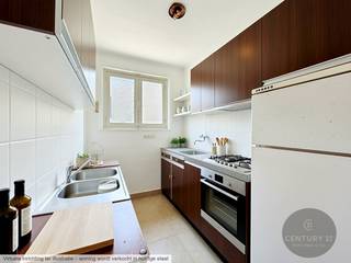 Bent u op zoek naar een knus appartement op wandelafstand van de haven én het strand?<br />Dit appartement/studio biedt een centrale ligging in combinatie met veel potentieel!<br /><br />Indeling:<br />Lichtrijke leefruimte met zowel achter als voor natuurlijk lichtinval, plaats voor ingemaakte kasten of bed, afzonderlijk toilet, afzonderlijke keuken met veel kastruimte, afzonderlijke badkamer met douche. (de eerste 3 foto's zijn AI-gegenereert en geven een indicatie hoe het er zou kunnen uitzien mits schilderen/veranderen meubilair en vloeren) <br /><br /><br />Troeven:<br />-Slechts 2 minuten wandelen van de haven en de zeedijk<br />- Veel potentieel mits renovatie<br />- Ideaal als vaste woonst, tweede verblijf of investering<br />- Centrale maar rustige ligging in het hart van Blankenberge<br /><br />Dit appartement vormt de perfecte uitvalsbasis om te genieten van alles wat de kust te bieden heeft: zee, strand, winkels, horeca en openbaar vervoer bevinden zich allemaal op korte wandelafstand. EN bovendien is het een kleinschalige residentie (slechts 3 app)<br /><br />Grijp nu uw kans en ontdek deze studio – ideaal voor wie droomt van een tweede verblijf aan zee of op zoek is naar een rendabele investering!<br /><br />Startprijs: €95.000