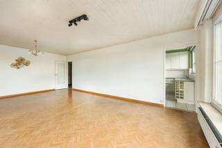 <p><span> </span></p><p><span>Veel ruimte, veel licht en een vrij uitzicht: dit appartement van ca.129 m² op de vierde verdieping heeft het allemaal. Je krijgt een royale leefruimte van ca. 37 m², drie volwaardige slaapkamers, verrassend veel bergruimte én een rustige ligging vlak bij het Rivierenhof. Extra interessant: de garagebox met eigen oprit dient mee aangekocht te worden voor € 30.000.</span></p><p><span> </span></p><p><span>Licht langs alle kanten</span></p><p><span>Je neemt de lift naar de vierde verdieping en komt binnen in een ruime inkomhal. Een aparte vestiairehoek zorgt ervoor dat jassen, schoenen en tassen meteen een vaste plek hebben. Daarnaast zijn er in de hal nog twee aparte bergingen. </span></p><p><span>Via de deur met glas stap je de leefruimte binnen, en die is met z’n ca. 37 m² lekker royaal. De hoekligging en de vele ramen zorgen hier voor een zee aan natuurlijk licht en een mooi, open zicht. Dankzij de zuidoriëntatie is dit een bijzonder aangename plek voor een grote zithoek én eettafel. De vinyl visgraatvloer geeft de ruimte extra warmte.</span></p><p><span>De aparte keuken sluit rechtstreeks aan op de woonkamer en heeft een betegelde vloer, veel kastruimte, een werkblad met natuursteenlook, elektrisch vuur, oven, koelkast en dubbele inox spoelbak. Wie droomt van een hedendaagse open leefkeuken, kan hier ook de mogelijkheden bekijken om keuken en woonkamer meer met elkaar te verbinden.</span></p><p><span> </span></p><p><span>Drie échte slaapkamers & veel bergruimte</span></p><p><span>De drie slaapkamers liggen samen aan de andere kant van het appartement. En volwaardig mag je hier gerust letterlijk nemen: ze meten ca. 17,6 m², 19 m² en 12 m². Grote ramen trekken ook hier veel daglicht naar binnen, terwijl de ligging achteraan voor een fijne scheiding tussen leef- en slaapgedeelte zorgt.</span></p><p><span>De betegelde badkamer is praktisch ingericht met een douchecabine, hangtoilet, lavabo met meubel en spiegel, extra kastruimte en aansluiting voor de wasmachine. Nog meer spullen kwijt? Beneden beschik je over een ruime, droge privéberging.</span></p><p><span> </span></p><p><span>Ook technisch zit de basis goed, met pvc-ramen met dubbele beglazing, gevelisolatie, een gunstig EPC en een asbestveilige attestering. Het dak is volgens de aangeleverde info conform de doelstelling voor 2050.</span></p><p><span> </span></p><p><span>Groen wonen met alles vlakbij</span></p><p><span>Je woont hier aan de Collegelaan in een rustige, residentiële buurt met heel wat gezinnen. Het Rivierenhof ligt vlakbij: ideaal voor een wandeling, een rondje lopen of gewoon wat groen wanneer je daar zin in hebt. Voor de dagelijkse boodschappen hoef je evenmin ver en ook de bereikbaarheid is handig, met tram en bus in de buurt, een Velo-station op zo’n 300 meter en de Ring vlakbij.</span></p><p><span>De garagebox met oprit dient mee aangekocht te worden voor € 30.000.</span></p><p><span> </span></p>