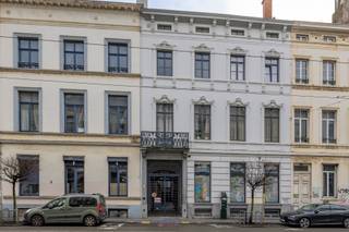 <p>Mooi, recent en hedendaagse studio, centraal gelegen waar het aangenaam wonen is. <br />Gelegen op wandel- en fietsafstand van het historisch centrum van Brussel, de Louizawijk, de Europese Instellingen, theaters in de onmiddellijke nabijheid van de cultuurtempel de Botanique, het zwembad van Sint-Joost en van restaurantjes, buurtwinkels en openbaar vervoer.</p><p></p><p>Deze moderne studio bevindt zich op de 2de verdieping van een goed beheerde en onderhouden residentie met lift. <br />De studio omvat een inkom, leefruimte, een open keuken, een slaaphoek en een douchekamer. Het biedt u alles om rustig en gezellig te wonen met de geneugten van de stad.</p><p><br />Ideaal voor eigen bewoning, als pied-à-terre, studentenkot of als investering met een mooi huurrendement.</p><p><br />Vandaag verhuurd als studentenkamer. <br />De dubbele garage staat te koop aan een meerprijs van 30.000 euro.</p><p><br />EPC klasse G, 424 kWhEP/m²/an, 85 CO2 per m².</p>