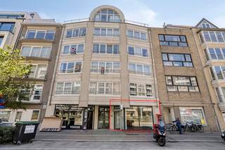 Vous recherchez une propriété commerciale exceptionnelle alliant flexibilité, visibilité et emplacement stratégique ? Ce bâtiment unique, construit en 2001, d'une superficie généreuse de 190 m², offre à votre entreprise des opportunités sans précédent.Ce qui rend ce bâtiment vraiment unique, c'est sa structure continue avec pas moins de deux entrées différentes. Vous y accédez par la Vlamingstraat, le quartier animé de Plein de Bolle et le très fréquenté Nicolas Mayelaan. Ce dernier point, en particulier, constitue un atout absolu : une rue très fréquentée, ce qui vous garantit une visibilité maximale.Grâce à cette disposition particulière et à son double accès, le bâtiment est également parfait pour être divisé en deux bâtiments commerciaux distincts. Cela le rend non seulement intéressant pour votre propre entreprise, mais également en tant qu'investissement immobilier extrêmement intelligent et flexible.Le bâtiment est moderne et économe en énergie. Avec un label EPC B favorable et un chauffage central au gaz naturel, vous êtes assuré d'une faible facture énergétique et d'une base durable. En outre, le bâtiment dispose de guichets individuels pour tous les services publics et les installations sanitaires sont déjà bien entretenues.En bref : une opportunité rare dans un endroit absolument exceptionnel qui, grâce à sa structure, à ses passages et à son efficacité énergétique, est prêt pour l'avenir. Une propriété avec ce potentiel arrive rarement sur le marché !Vous êtes curieux de connaître les nombreuses possibilités de ce bâtiment unique ? Planifiez votre visite dès aujourd'hui et voyez par vous-même !Registre des mesures: non