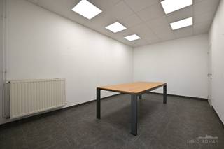 Contacteer Immo Roman voor verdere informatie of een afspraak, gsm 0472 35 92 86.<br />Deze kantoorruimte bestaat uit een ontvangstruimte/inkomhall, 3 bureauruimtes, geïnstalleerde keuken, sanitaire blok met 2 toiletten en bergruimte.<br />Totale oppervlakte +/- 175 m2.<br />Vaste kosten EGW: 300,00 euro/maand<br />Vrij vanaf heden. Interesse? Contacteer Immo Roman, gsm 0472 35 92 86.