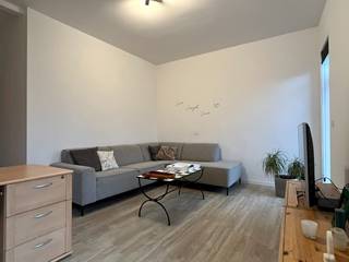 Bij het binnengaan van de woning komt men in de Inkom met een gelijkvloerse bureelruimte. Vervolgens is er een berging aanwezig voor het plaatsen van een wasmachine, opbergruimte. Van hieruit kan je ook naar de ruime tuin. <br /><br />Een vaste trap brengt ons naar het leefgedeelte. Een compleet geïnstalleerde keuken met voldoende plaats voor een eettafel. Leefruimte, aparte TV hoek, strijkkamer/bureel en badkamer. De badkamer is voorzien van dubbele wastafel en douche. <br /><br />Er zijn 3 zeer ruime slaapkamers.<br /> <br />De tuin bestaat uit een aangelegd terras, autostaanplaats en ‘achterinkom’ naar de woonst (met was en droogkast-voorziening).<br /><br />PLUSPUNTEN:<br />+ energiezuinig<br />+ aangename tuin<br />+ autostaanplaats voorzien