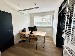 Instapklaar kantoor met terras en parking in hartje EdegemAan de Boniverlei 170 in Edegem vinden we dit volledig gerenoveerde handelspand/kantoor,...