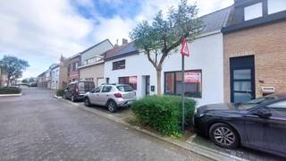 Deze gerenoveerde en instapklare woning is centraal gelegen te Bredene Dorpop wandelafstand van winkels, openbaar vervoer en op fietsafstand van zee...