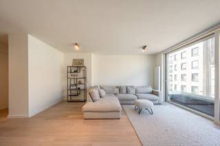 Uitzonderlijk ruime triplex met 4 slaapkamers gelegen in het centrum van Knokke. Het appartement geniet van een oppervlakte van 199m². Het triplex appartement is gelegen in een zijstraat van de Lippenslaan en Piers De Raveschootlaan. Op wandelafstand van de Zeedijk en Van Bunnenplein. Het appartement is gelegen op een derde, vierde en vijfde verdieping. <br />Indeling van het appartement: nachthal met apart toilet en vestiaire, uitzonderlijk brede living met toegang tot terras vooraan, berging met aansluiting voor wasmachine, open keuken met eetplaats en toegang tot het zonnige terras achteraan, op de vierde verdieping 3 volwaardige slaapkamers met inbouwkasten kasten, de masterbedroom heeft een aansluitende badkamer met bad, douche en dubbele lavabo, afzonderlijke tweede badkamer met douchekamer, vijfde verdieping: ruime polyvalente ruimte met ingemaakte kasten, mogelijk voor 4 de slaapkamer + bureau te creëren. Het appartement is uiterst zuinig en heeft een A-label. Er zijn zonnepanelen aanwezig in het gebouw. <br />Betreft een zeer kleinschalige residentie. Er is geen syndic dus zeer lage kosten. <br />Er is een kelderberging aanwezig in het gebouw. <br />Mocht dit triplex appartement uw interesse opwekken, aarzel dan niet om contact op te nemen. Bezoek enkel op afspraak maar sterk aanbevolen. <br />Ref: A1101