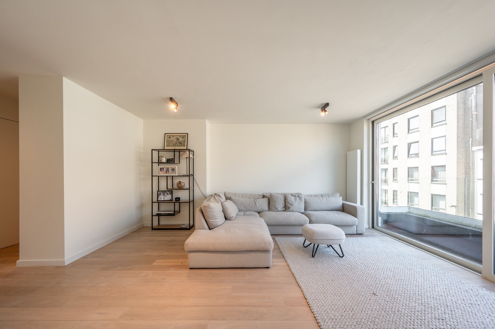 Uitzonderlijk ruime triplex met 4 slaapkamers gelegen in het centrum van Knokke. - photo 2