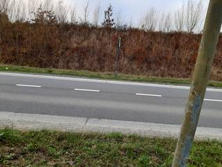 bouwgrond
Loonbeek ( Huldenberg ) :Te Koop : 2 bouwgronden
Gelegen in Loonbeek ( Huldenberg )
Gelegen aan N 253 ( Sint_Jansbergsteenweg ) ( = gewestweg tussen Leuven en Overijse ) op +- 440m van de kerk van Loonbeek ;
Tussen huisnummersrs 52 en 58 ;
De 2 bouwgronden zijn gelegen in “landelijke woonzone “ ( eerste 50 m , rest +- 80 m in agrarisch gebied )
1-ste perceel
( toekomstig huisnr 54 ), gekadastreerd onder 9/ F / 4 , oppervlakte +- 18 a 70, breedte aan straatkant +- 14m 30 , lengte +- 134 m , volgens stedenbouwkundig attest de dato 2026-08
SA-5-2026-LB-Yvo De Baetselier.pdf ( afgeleverd door gemeente Huldenberg ) kan een driegevelwoning ( halfopen met nr 52 ) ) gebouwd worden met een breedte van +- 9 m met 5 m afstand tot perceelsgrens met nr56 ; voorgevel +- in lijn met voorgevel bestaande woning nr 58 ;
Toegelaten bebouwing : breedte +- 9 m , diepte 15 m gelijkvloers , 12 m eerste verdieping ( of 2x 13 m ) , kelder mogelijk+ bijgebouwen ( tuinhuis en dergelijke ) ;
Water , elektriciteit , gas beschikbaar aan straatkant;
Riolering : de N 253 heeft heden geen riolering maar riolering is wel voorzien bij de geplande herinrichting ; in afwachting van de herinrichting van de N 253 ( door AWV , datum onbekend ) dient het afvalwater behandeld via “ septische put en sterfput “ ;
Op de perceelsgrens gelegen ( op enkele cms nauwkeurig ) tussen nr 54 en nr 58 bevindt zich een ondergrondse gasleiding van Ineos op +- 1m10 diepte ;
Bebouwing dient op 5 m afstand van deze leiding te blijven ;
Achterkant perceel => zuid-west , afhellend en grenzend aan natuurgebied ( zie Agentschap Natuur & Bos ) ( perceel is nu weide / grasland = niet verhuurd )
Voorkant perceel grenst aan N 253 ; overkant is agrarisch gebied ;
Voor meer gedetailleerde info : zie stedenbouwkundig attest met bijlagen ; opmetingsplan = beschikbaar ;
VRAAGPRIJS : 229 000 euro ;
2-de perceel
( toekomstig huisnr 56 ), gekadastreerd onder 9/ K / 5 , oppervlakte +- 20 a 10, breedte aan straatkant +-