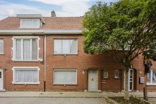 <p><strong>Welkom in de Oudstrijderslaan 10 te Aalbeke!</strong><br /><br />Deze woning vraagt wat <strong>opfrissingswerk</strong>, maar biedt heel wat <strong>mogelijkheden</strong>.<br /><br />We komen binnen via de <strong>inkomhal</strong>, die toegang geeft tot de leefruimte en de kelder. Verder bevinden zich op het gelijkvloers de <strong>keuken</strong>, <strong>badkamer en praktische berging</strong>. Achteraan de woning vinden we nog een <strong>bijkeuken </strong>en een <strong>apart toilet</strong>.<br /><br />Buiten geniet je van een <strong>terras met aansluitende tuin en tuinhuis</strong>. Een extra troef is de <strong>uitweg achteraan het perceel</strong>, ideaal om fietsen vlot en veilig binnen te plaatsen.<br /><br />Op de eerste verdieping bevinden zich <strong>vier kamers</strong>, die je naar eigen wens kunt inrichten als slaapkamers, bureau of hobbyruimte. Verder is er nog een <strong>zolder </strong>aanwezig.<br /><br /><strong>De ligging is een absolute troef!</strong> Je woont hier in een <strong>rustige woonwijk, </strong>op wandelafstand van het centrum van Aalbeke.<br /><br /><strong>Zie jij het potentieel van deze woning?</strong> Contacteer ons gerust voor meer informatie:<br /><br /><strong>Simon </strong>+32 471 547 642 - <u><strong>simon@dekeyser.immo </strong></u><br /><strong>Yorben </strong>+32 468 188 061 - <u><strong>yorben@dekeyser.immo</strong></u></p>