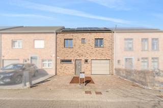 Te koop: recente instapklare woning in Hamme, gelegen in een rustige woonwijk nabij het centrum.Deze woning, gebouwd in 2011, combineert moderne...