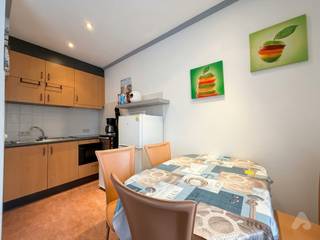 Vous recherchez un appartement prêt à emménager sans coûts mensuels supplémentaires ? Ce charmant appartement de une chambre, entièrement meublé, est disponible immédiatement !<br /><br />L'appartement comprend un salon accueillant avec cheminée d' ambiance et coin repas attenant, une spacieuse chambre avec placards intégré et une salle de bain modernisée avec douche à l'italienne et machine à laver.<br /><br /><strong>Atouts:</strong>
<ul>
<li>Certificat énergétique favorable : C</li>
<li>Entièrement meublé</li>
<li>Disponibilité : Libre immédiatement</li>
</ul>
<strong>Coûts :</strong><br />Loyer : 650 € / mois<br />Pas de frais de syndic<br /><br />Intéressé ? Contactez-nous pour une visite !