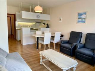 Deze leuke studio heeft zeer veel potentieel. Door zijn centrale doch rustige ligging is dit een ideaal vakantiestekje.<br />Het gebouw bevindt zich op wandelafstand van de Zeedijk en de winkelstraat.<br /><br />De indeling van de studio is als volgt:
<ul>
	<li>Inkomhal met praktisch stapelbed;</li>
	<li>Open, ingerichte keuken met vaatwas;</li>
	<li>Leefruimte met <strong>veel lichtinval </strong>en groot schuifraam naar het terras;</li>
	<li>Badkamer met <strong>douche</strong>, wastafel en toilet;</li>
	<li><strong>Gezellig</strong> terras;</li>
	<li>6 slaapplaatsen in totaal;</li>
	<li>Grote kelderberging<strong> inbegrepen</strong> bij aankoop;</li>
</ul>
<br />Benieuwd? Kom een bezoek brengen en ontdek zelf het potentieel.