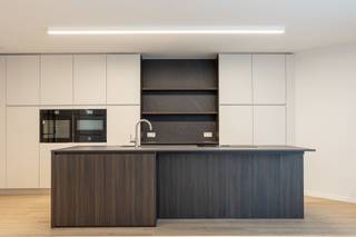 <h2>🏡 <strong>Nieuwbouw appartement in centrum Stabroek</strong></h2>
<p><span>Bent u op zoek naar een <strong>2‑slpk appartement</strong> met <b>tuin </b>en <strong>garage</strong>? Dit appartement op de gelijkvloerse verdieping biedt een comfortabele indeling, veel lichtinval en gezellige tuin!</span></p>
<h2>🏠 <strong>Indeling</strong></h2>
<ul>
<li>
<p><span><strong>Eigen inkomhal</strong></span></p>
</li>
<li>
<p><span><strong>Ruime leefruimte met toegang tot tuin</strong></span></p>
</li>
<li>
<p><span><strong>Luxueus geïnstalleerde keuken</strong> voorzien van alle comfort</span></p>
</li>
<li>
<p><span><strong>2 slaapkamers</strong></span></p>
</li>
<li>
<p><span><strong>Badkamer</strong> met inloopdouche, dubbele lavabo</span></p>
</li>
<li><span>Apart <strong>toilet<br /></strong></span><span><strong></strong></span></li>
<li><span>Aparte <strong>berging</strong></span></li>
</ul>
<div></div>
<h2>ℹ️ <strong>Extra informatie</strong></h2>
<ul>
<li>
<p>Alle <strong>nutsvoorzieningen </strong>zijn <strong>individueel<br /></strong></p>
</li>
<li><strong>E-peil van 27!</strong></li>
<li>
<p><span><strong>Elektriciteit conform</strong></span><span><strong><br /></strong></span></p>
</li>
<li><span><strong>Autostaanplaats en kelderbering inclusief<br /></strong></span><span><strong></strong></span></li>
<li><span><strong>€130/mnd gemeenschappelijke kosten</strong></span></li>
</ul>
<h2>Interesse?</h2>
<p><span>📞 +32 3 568 03 03 ✉️ info@vastgoed03.be 👉 Vastgoed 03 – plan vandaag nog uw bezoek!</span></p>