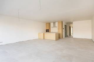 ENKEL BEZOEKEN MOGELIJK DOOR ONDERSTAANDE LINK VOLLEDIG EN CORRECT IN TE VULLEN:<br />https://mijnhuurprofiel.be/property/d5be4081-d4e3-421b-aded-3dbb24b0b7a4/login<br /><br />Dit ruime en lichtrijke nieuwbouwappartement is gelegen op een toplocatie in Malle en bevindt zich op de eerste verdieping. Het appartement is zowel via de lift als de trap bereikbaar.<br /><br />INDELING:<br /><br />Via de inkomhal bereiken we de lichtrijke leefruimte, die in een open geheel verbonden is met de volledig geïnstalleerde keuken. Dankzij het grote schuifraam geniet de leefruimte van een aangename lichtinval en is er rechtstreeks toegang tot het terras aan de achterzijde, waar u in alle rust kan genieten.<br /><br />Nabij de keuken bevindt zich een ruime en praktische berging, voorzien van aansluitingen voor een wasmachine en droogkast. Verder beschikt het appartement over een badkamer met douche, ligbad en dubbel lavabomeubel, evenals een apart gastentoilet. Tot slot beschikt het appartement over twee slaapkamers voorzien van screens.<br /><br />Buiten beschikt het appartement over een gemeenschappelijke afvalberging en een privatieve fietsenberging.<br /><br />Een privatieve autostaanplaats is verplicht bij te huren aan €50 per maand. De gemeenschappelijke kosten bedragen €50 per maand en omvatten onder meer het onderhoud van de lift en gemeenschappelijke hal.<br /><br />De huurwaarborg bedraagt drie maanden huur. Het appartement is beschikbaar vanaf 1 december 2026.<br />Alle nutsvoorzieningen zijn rechtstreeks af te sluiten door de huurder.<br /><br />Voor meer info of een bezoek, neem contact op met Lieselotte via lieselotte@reds.be.