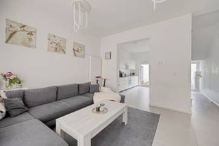 <p><span> </span></p><p><span>Volledig gerenoveerde woning.</span></p><p><span>Indeling:</span></p><p><span>Gelijkvloers: inkom, woonkamer met open leefkeuken en toegang tot het terras (35m²).</span></p><p><span>1ste verdiep:nachthal, zeer ruime slaapkamer, badkamer met bad, douche en wc.</span></p><p><span>2de verdiep: hal, 2 slaapkamers en douchekamer met wc.</span></p><p><span>3de verdiep: bergzolder.</span></p><p><span>kelderverdiep: kelder ingericht als wasruimte.</span></p><p><span>Pluspunten van deze woning: nieuw dak, ramen en gevelisolatie, EPC label B en elektriciteit conform tot 2049!</span></p>