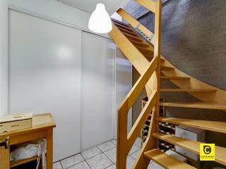 <p><span>Ruim en centraal gelegen 2 slaapkamer duplex-appartement met zeer ruim zonnig terras en garage!</span></p><p><span>Dit duplex-appartement is gelegen in het centrum van Kontich op wandelafstand van winkels, scholen en openbaar vervoer. Het appartement heeft 2 kamers, waarvan 1 voorzien is van airco, en een prachtig en zeer ruim terras. Hier kan je genieten van de ondergaande zon. </span></p><p><span> </span></p><p><span>Inkomhal met vestiairekast:</span></p><p><span>We betreden het appartement via de inkomhal. Hier bevindt zich een vestiairekast en een private trap naar het eigenlijke appartement.</span></p><p><span> </span></p><p><span>Leefruimte, keuken en berging:</span></p><p><span>De zeer ruime leefruimte op parket heeft een grote schuifraam die toegang geeft tot het zonnige terras. Naast de leefruimte is de ingerichte keuken.</span></p><p><span> </span></p><p><span>Badkamer:</span></p><p><span>In de badkamer vinden we een bad/douche combi, dubbele lavabo, wc en aansluiting voor de wasmachine terug. </span></p><p><span> </span></p><p><span>Slaapkamers:</span></p><p><span>De eerste slaapkamer is naast de leefruimte. De tweede kamer bereiken we via een trap vanuit de leefruimte naar de tweede verdieping en bevindt zich onder het dak. Deze kamer is extra ruim en is voorzien van airco.</span></p><p><span> </span></p><p><span>Garagebox:</span></p><p><span>Er is een private garagebox inbegrepen in de prijs. Deze kan dienen als extra berging of om fietsen of een moto te plaatsen. Een kleine stadswagen kan er mogelijks parkeren maar een iets groter model kan je eenvoudig parkeren op de parkeerplaatsen vlakbij het appartement.  Aan parking geen gebrek.</span></p><p><span> </span></p><p><span>Water, elektriciteit en verwarming zijn individueel en volledig ten laste van de huurder.</span></p><p><span> </span></p><p><span>Huurprijs en beschikbaarheid:</span><span><br /></span><span>Huurprijs: € 960,00/maand<br />Maandelijkse provisie : €40,00/maand - verbruik en onderhoud gemeenschappelijke delen</span></p><p><span>Beschikbaar:  1/8/2026</span></p><p><span> </span></p><p><span>Contacteer ons nu voor een bezoek ter plaatse via onze website <span>www.coprimmo.be</span></span><span> of telefonisch op 03/449 49 77.</span></p><p><span> </span></p><p><span> </span></p><p><span> </span></p><p><span> </span></p><p><span> </span></p>