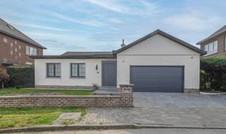 <p>Ce bungalow entièrement rénové offre une belle combinaison de confort, de qualité et d’un agencement réfléchi, et est situé sur un terrain de <strong>6a18ca</strong> dans le quartier calme de Dilbeek.</p>
<p><span>Disposition :</span><br />Le hall d’entrée donne accès à un vestiaire séparé, au garage et aux espaces de vie.</p>
<p>Le séjour bénéficie d’une belle luminosité grâce aux grandes baies vitrées, créant une atmosphère agréable et ouverte. Il est prolongé par une cuisine conviviale au style champêtre, entièrement équipée. Depuis le séjour et la cuisine, vous accédez directement à la terrasse et au jardin joliment aménagé. Celui-ci offre un cadre verdoyant, une belle intimité et dispose également d’un jacuzzi.</p>
<p>Au rez-de-chaussée, la maison comprend deux chambres spacieuses, un dressing et une salle de bains moderne équipée d’une baignoire et d’une douche à l’italienne. Un WC séparé complète ce niveau.</p>
<p>À l’étage, vous trouverez un espace polyvalent pouvant servir de bureau, de salle de loisirs ou de chambre supplémentaire.</p>
<p>La propriété dispose en outre d’un grand garage avec porte automatique, d’une cave (idéale comme cave à vin) et d’un grenier pratique pour le stockage.</p>
<p><span>Atouts supplémentaires :</span></p>
<ul>
<li>12 panneaux solaires</li>
<li>Chaudière au gaz récente</li>
<li>Installation électrique conforme</li>
</ul>
<p>La situation calme, la belle vue dégagée et l’accessibilité aisée complètent parfaitement ce bien.</p>
<p>Une maison prête à emménager, idéalement située.<br /><strong>Intéressé(e) ?</strong> Planifiez dès aujourd’hui votre visite via le site de Living Stone.</p>