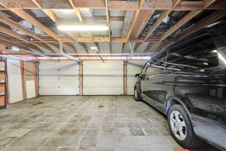 Op zoek naar een verzorgde woning met extra ruimte voor uw voertuigen, hobby of opslag? Deze instapklare woning in Kuurne combineert aangenaam wonen met een bijzonder ruime garage en twee buitenruimtes. Bovendien bevindt de woning zich op het einde van een rustige, doodlopende straat.<br /><br />De woning beschikt over een inkomhal met aansluitende bergruimte en kelder, een ruime woonkamer en een keuken met plaats voor een gezellige eethoek. Op het gelijkvloers bevindt zich een slaapkamer, naast een badkamer met ligbad, wastafel en aansluitingen voor wasmachine en droogkast. Er is ook een afzonderlijk toilet.<br /><br />Op de verdieping vindt u een tweede, ruime slaapkamer die mogelijkheden biedt om de indeling aan uw wensen aan te passen.<br /><br />Een absolute troef is de grote garage met maar liefst drie poorten, ideaal voor wie nood heeft aan extra parkeerruimte, opslag of een hobbyruimte. De woning beschikt daarnaast over een gezellig terras achteraan en een bijkomende tuin met carport.<br /><br />Extra troeven*<br />- Elektrische installatie conform het AREI<br />- Zeer goed onderhouden en instapklaar<br />- Slaapkamer op het gelijkvloers<br />- Grote garage met drie poorten<br />- Twee buitenruimtes<br />- EPC-label D – 333 kWh/(m² jaar)<br /><br />Een praktische woning met heel wat mogelijkheden, zowel voor eigen bewoning als voor wie extra ruimte kan gebruiken.<br /><br />Interesse? Neem contact op voor meer informatie of plan uw bezoek.