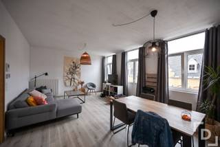 Op een boogscheut van de Menenpoort in Ieper bevindt zich deze lichtrijke duplex, gelegen op het tweede en derde verdiep van een het gebouw.Via de inkomhal komen we terecht in de ruime leefruimte met een klein terras aan de voorzijde. Aansluitend bevindt zich de volledig uitgeruste keuken, voorzien van vaatwasser, oven, microgolf, spoelbak, koelkast en diepvries. Op deze verdieping is er ook een apart toilet.De prachtige trap leidt naar het bovenste deel van de duplex. Hier vinden we een ruime slaapkamer met veluxraam en een moderne badkamer met inloopdouche, lavabomeubel en toilet. Op het derde verdiep is er extra stockageruimte en een technische ruimte met aansluiting voor de wasmachine.Op het gelijkvloers is er een praktische bergzone waar afval en eventueel een fiets gestald kan worden.De duplex is beschikbaar vanaf 01/12/2026. Bepaalde meubels kunnen worden overgenomen van de huidige huurder.TROEVEN:*Zeer centrale ligging* Lichtrijke ruimtes* Volledig uitgerust