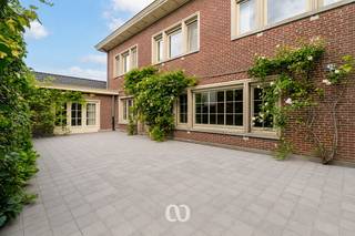 Ben jij op zoek naar een karaktervolle herenwoning met maar liefst 6 slaapkamers in het centrum van Oudenaarde? Gevonden!<br /><br />De centrale ligging op wandelafstand van de Schelde, de grote lichtrijke ruimtes, het authentieke karakter en de aangename stadstuin zijn maar enkele van de vele troeven die we hier terugvinden!<br /><br />INDELING:<br /><br />GLV:<br />Je komt de woning binnen via de imposante inkomhal met prachtige traphal. Van hieruit heb je toegang tot een bureauruimte, een gezellige zithoek, een tweede leefruimte en de eetplaats. Verder beschikt de woning over een keuken met ontbijthoek. Buiten vind je een praktische berging die ook kan dienen als tuinhuis of garage, extra parkeergelegenheid en een aangename, volledig omheinde stadstuin.<br /><br />1eV:<br />Op het eerste verdiep kom je boven in de ruime nachthal. Van hieruit heb je toegang tot zes slaapkamers en de badkamer.<br /><br />ZOLDER EN KELDER:<br />De woning beschikt daarnaast over een praktische kelder en een zeer ruime zolder die nog tal van mogelijkheden biedt voor wie extra ruimte wenst te creëren.<br /><br />Ben jij op zoek naar een ruime woning boordevol karakter op een topligging in Oudenaarde? Aarzel dan zeker niet en plan vandaag nog je bezoek in!