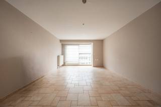 <strong>Residentie Daphne</strong><br /><br />Dit charmante 1‑slaapkamerappartement bevindt zich op de derde verdieping van de residentie Daphne op de geliefde Lippenslaan. Het appartement beschikt over een zonnig balkon aan de voorzijde met een prachtig, open zicht over de laan.<br /><br />De indeling is als volgt: een ruime nachthal met ingebouwde vestiairekast, een afzonderlijk gastentoilet, een lichtrijke woonkamer met aansluitend balkon, een praktische keuken, en een comfortabele slaapkamer met ingebouwd lavabomeubel en ligbad. In de slaapkamer zijn bovendien handige inbouwkasten voorzien.<br /><br />Extra troeven zijn de privatieve kelderberging en de gemeenschappelijke fietsenberging in het gebouw.<br /><br />Voelt dit gezellige appartement als jouw nieuwe thuis, aarzel dan niet om contact op te nemen.<br /><em>Ref: A748</em>