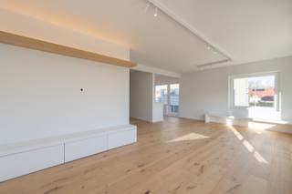 Op de eerste verdieping van een kleinschalige residentie met slechts drie appartementen bevindt zich dit prachtig gerenoveerde en...