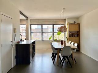 Op een praktische en leuke locatie in Merksem, tussen de Bredabaan en het Kroonplein, bevindt zich dit éénslaapkamer-appartement van 83 m² op de tweede en hoogste verdieping van een kleinschalig gebouw met slechts 3 wooneenheden (geen lift). Indeling & troeven: volledig ingerichte open keuken met inductiekookplaat, oven, microgolfoven, vaatwasser en koelkast • vloerverwarming op gas • Gezellige doorloop: De woonkamer staat via een dubbele schuifdeur in verbinding met de slaapkamer. Dit geeft een extra ruimtelijk gevoel en lichtinval langs de voor- en achterzijde van het appartement. • badkamer met inloopdouche, lavabo en toilet, aansluitend op een praktische dressing • aansluiting voor eigen wasmachine aanwezig • gemeenschappelijke wasruimte in de kelder met wasmachine, droogkast, diepvries en extra bergruimte • terras achteraan met bijkomende berging • kleine voortuin met fietsenrek • winkels, supermarkten, horeca en openbaar vervoer op wandelafstand (Mobiscore 9,1/10). Huurprijs: €925/maand • algemene kosten: €50/maand (inclusief waterverbruik) • gas en elektriciteit individueel af te sluiten • beschikbaar vanaf november • huisdieren niet toegelaten. Meer foto's beschikbaar op aanvraag. Interesse of vragen? Mail naar appartementmerksem@hotmail.com.