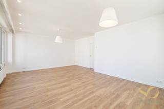 <p>Op een steenworp afstand van het Madouplein en het Koninklijk Park.<br />Ontdek dit appartement van ± 100 m² op de 5de verdieping, volledig gerenoveerd. Het beschikt over drie slaapkamers, een lichtrijke en ruime living, een badkamer, een volledig uitgeruste keuken, een apart toilet, een individuele ketel en een terras van ± 15 m² op het zuiden met bergruimte. Het appartement beschikt tevens over een kelder. EPC : E. Drievoudige beglazing.<br />Dit pand zal u verleiden door zijn centrale ligging, uitstekende staat en grote lichtinval. Ideaal voor investeerders én voor eerste kopers. Zeker een bezoek waard!</p>