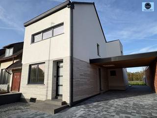 ZEER MOOIE WONING MET 4 SLAAPKAMERSVraagprijs: 449.000 euroZeer mooie, goed gelegen, ruime woning nabij centrum, winkels, openbaar vervoer en...