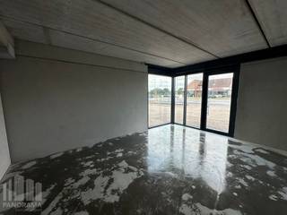 Op een strategisch gelegen bedrijfssite aan de Gentseweg (N43) te Waregem, een belangrijke commerciële verbindingsweg met een uitstekende zichtbaarheid, worden 6 moderne nieuwbouw KMO-units gerealiseerd.<br /><br />De unit beschikt over opslag-/bedrijfsruimte met oppervlakte van +/- 230 m², telkens in combinatie met een inpandig kantoor/showroom van +/- 50 m² met glaspartij.<br />De units zijn ontworpen voor ondernemers die op zoek zijn naar een kwalitatieve en goed bereikbare bedrijfsruimte, waarbij magazijn-/atelier-/opslagruimte wordt gecombineerd met een praktisch inpandig kantoor of showroom en afzonderlijk toilet. Dankzij deze combinatie zijn de units geschikt voor diverse professionele activiteiten.<br /><br />De site geniet een commerciële ligging aan de Gentseweg, met een goede zichtbaarheid en een vlotte verbinding naar het centrum van Waregem en de omliggende gemeenten. Bovendien bevindt het project zich nabij de E17, met op- en afrit Waregem, wat zorgt voor een uitstekende bereikbaarheid richting Gent, Kortrijk.<br /><br />Contacteer PANORAMA B2B voor bijkomende technische inlichtingen, plannen of een vrijblijvend plaatsbezoek op het nummer 0460 97 66 66.