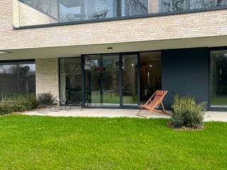 Binnenkort verrijst dit prachtig residentieel nieuwbouwproject met hoge graad van afwerking onder de naam residentie "GREEN GARDENS". Dit project is gelegen in een oase van rust en groen, achter paters Oblaten te Waregem.<br /><br />Deze residentie bevindt zich in het centrum van Waregem, op wandelafstand van alle nodige faciliteiten zoals bakker, slager, ... Toch geniet u hier van alle rust met zicht op de aangelegde tuin.<br /><br />Het project zal bestaan uit 20 prachtige villa-appartementen met oppervlaktes tussen 92m² en 112m². Alle appartementen zijn voorzien van 2 slaapkamers, en bieden zicht op het vele groen! De appartementen beschikken elk over minstens een ruim Zuidgeoriënteerd terras en/of privétuin voor de gelijkvloerse appartementen, variërend tussen 12m² en 33m²!<br /><br />De appartementen worden afgewerkt met ingerichte keuken, badkamer en parket vloeren, elk in te richten naar eigen keuze uit kwalitatief hoogstaande materialen. Ze worden tevens voorzien van vloerverwarming, warmtepomp, ventilatiesysteem D en individuele zonnepanelen installatie, waardoor de appartementen energiezuinig zijn!<br /><br />Bij dit project horen ondergrondse private kelderbergingen, fietshaken, bovengrondse autostaanplaatsen en carports. <br /><br />Graag meer info ontvangen? Bel ons vrijblijvend op via 056 61 11 11 of kom langs op ons kantoor te Waregem! 