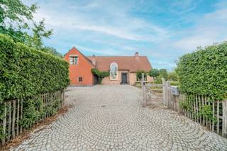 Een plek waar je vanaf het eerste moment thuiskomtAan de Kantonbaan in Ranst vindt u deze vrijstaande villa op een prachtig perceel van 3.126 m²,...