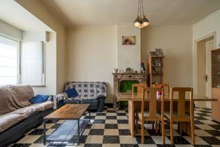 In het centrum van het gezellige en rustige Stasegem bevindt zich deze op te frissen woning met verrassend veel ruimte en mogelijkheden.<br /><br />Via de gedeelde oprit bereik je de woning. Rechts bevindt zich een ruime voortuin en vooraan is er voldoende parkeergelegenheid voor meerdere wagens.<br /><br />Op het gelijkvloers beschikt de woning over een ruime inkomhal, een gezellige woonkamer met aansluitende keuken en een veranda. Daarnaast is er ook een slaapkamer op het gelijkvloers, wat de woning extra praktisch maakt. Aan de zijkant bevindt zich een aangenaam terras.<br /><br />De bovenverdieping biedt een zeer ruime slaapkamer die eenvoudig kan worden opgesplitst in twee volwaardige slaapkamers. Verder is er een ruime badkamer.<br /><br />Als extra troeven beschikt de woning over een berging, kelder en garage. Dankzij de ruime indeling en de verschillende mogelijkheden vormt deze woning een interessante basis voor wie op zoek is naar een woning die naar eigen smaak kan worden opgefrist en ingericht.<br /><br />Waarom net dit aanbod overwegen?<br /><br />✔ 2 ruime slaapkamers<br />✔ extra kamer mogelijk<br />✔ veel parkeermogelijkheden<br />✔ goeie ligging<br /><br />Interesse, bel 0486 05 88 88<br />Attesten & documenten: www.nestr.be